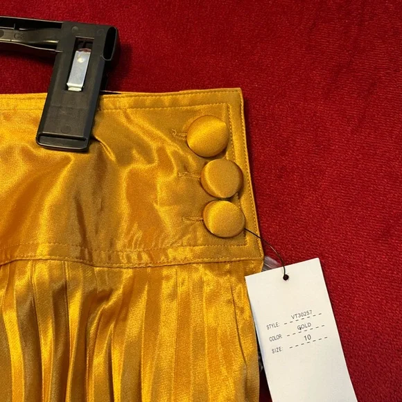 Beautiful Vertigo gold shimmery skirt - Picture 8 of 9